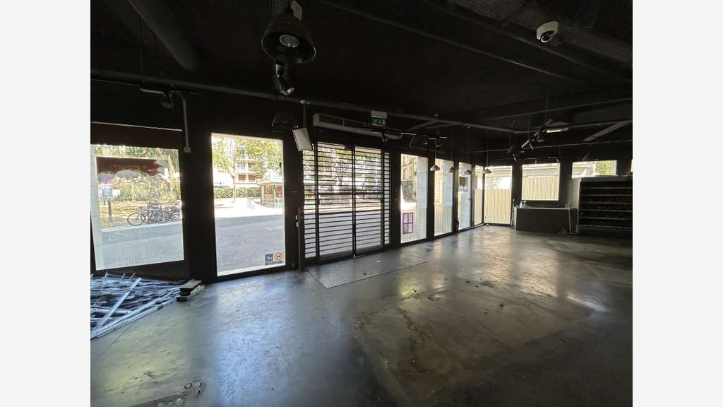 Boulogne / Local en angle / 421,50m2