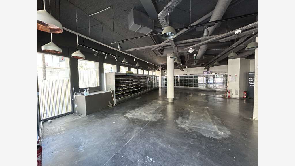 Boulogne / Local en angle / 421,50m2