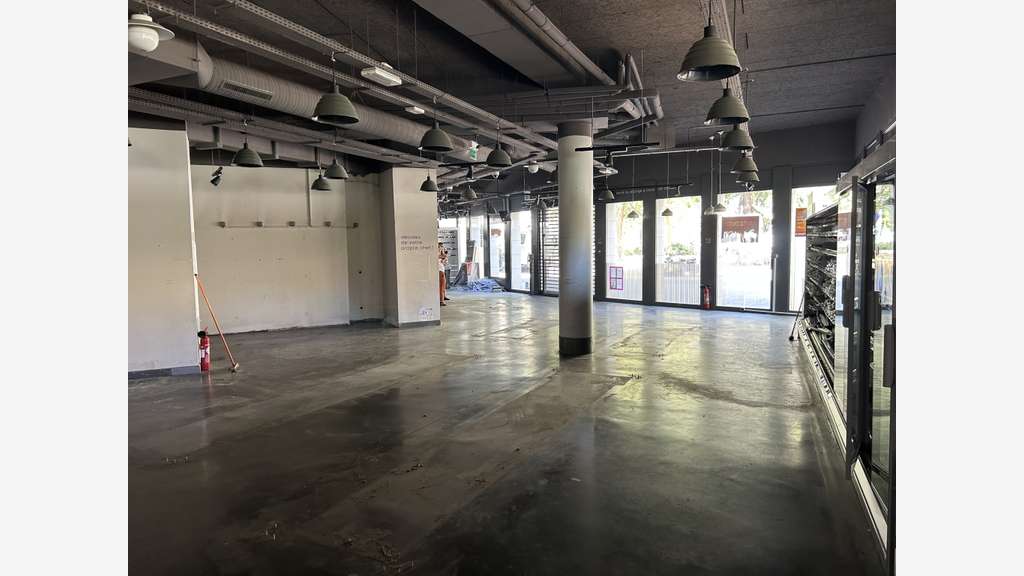 Boulogne / Local en angle / 421,50m2