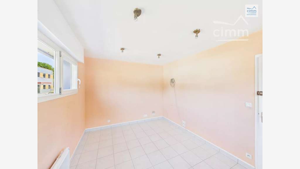 Local commercial 32m² à louer à Bourg-des-Comptes