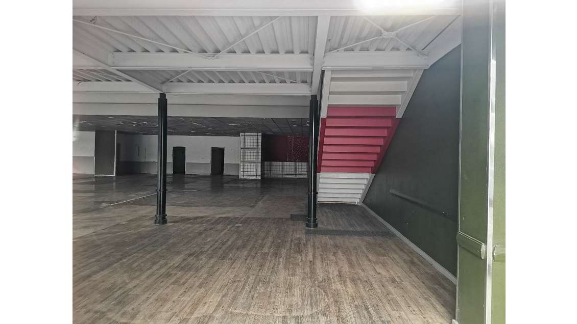 A louer local commercial 895m² Bourg, empl strat