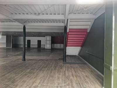 A louer local commercial 895m² Bourg, empl strat