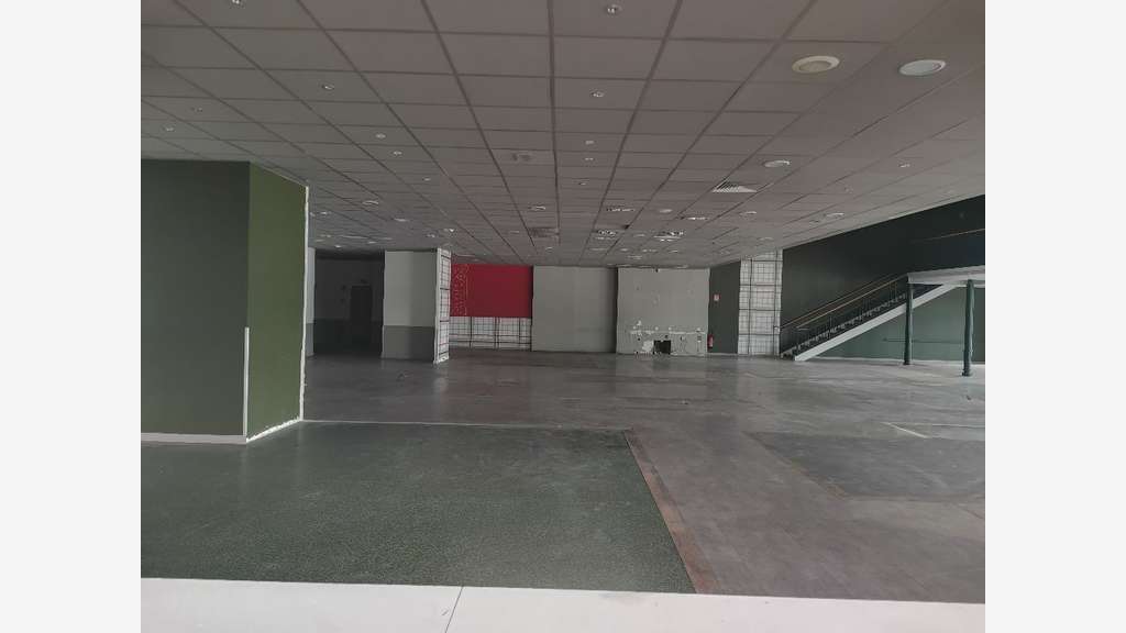 A louer local commercial 895m² Bourg, empl strat
