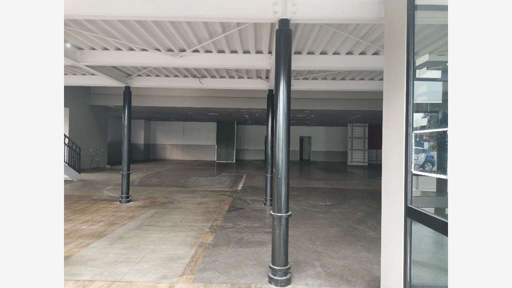 A louer local commercial 895m² Bourg, empl strat