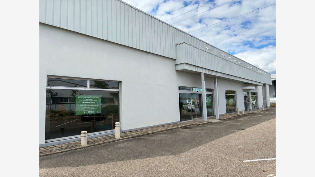 À LOUER LOCAL COMMERCIAL 761.55 M² BOURG-EN-BRESSE