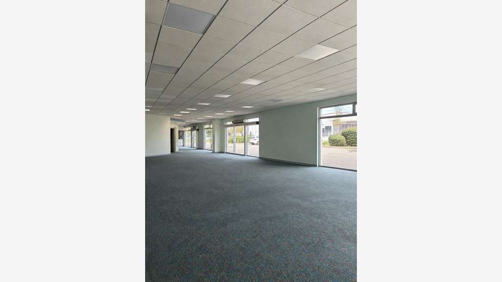 À LOUER LOCAL COMMERCIAL 761.55 M² BOURG-EN-BRESSE