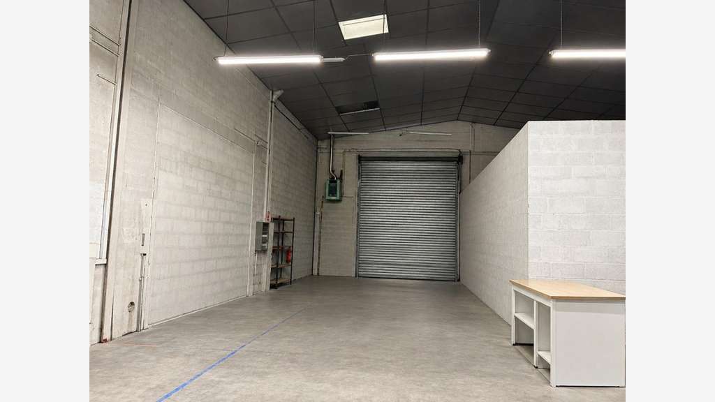 À LOUER LOCAL COMMERCIAL 761.55 M² BOURG-EN-BRESSE