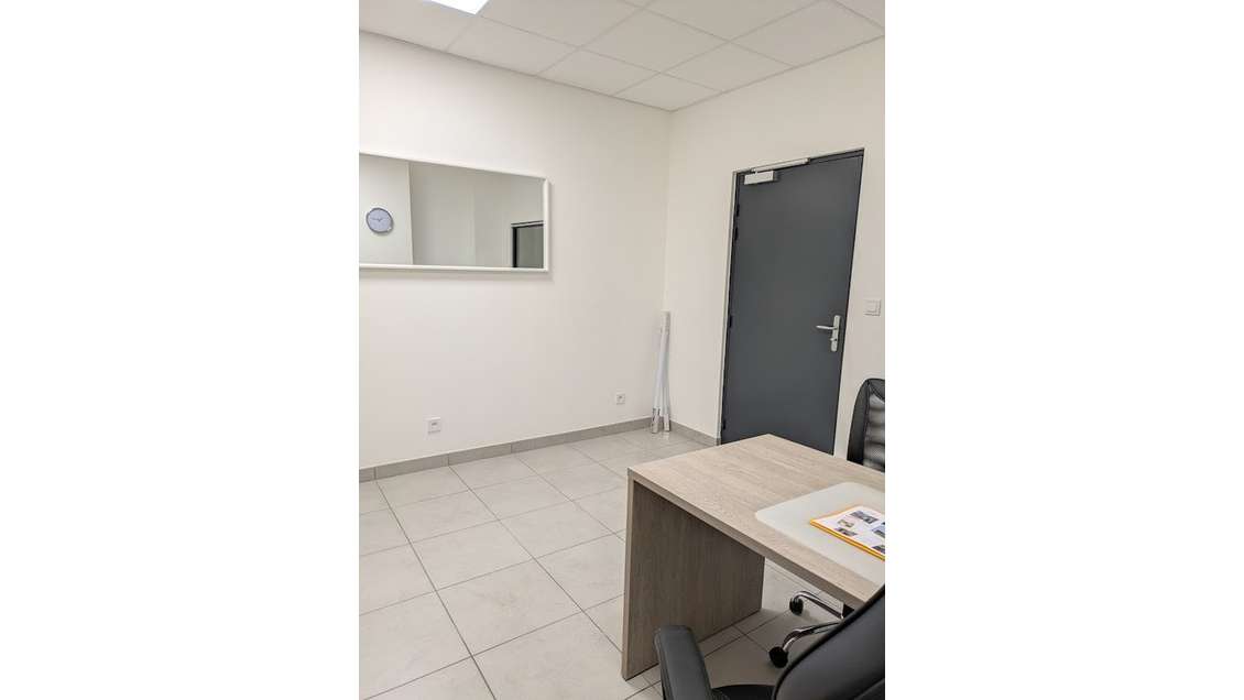 A louer bureau 15m² RDC centre commercial Bourgoin