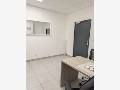 A louer bureau 15m² RDC centre commercial Bourgoin