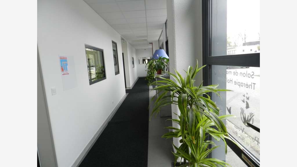 A louer bureau 15m² RDC centre commercial Bourgoin