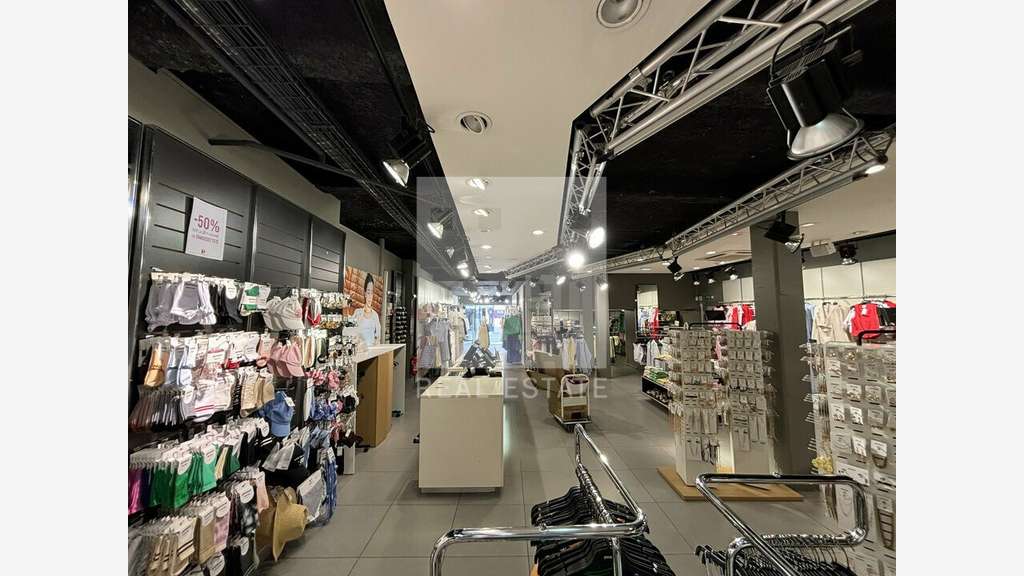 Local commercial 233m² à louer à Bourgoin-Jallieu