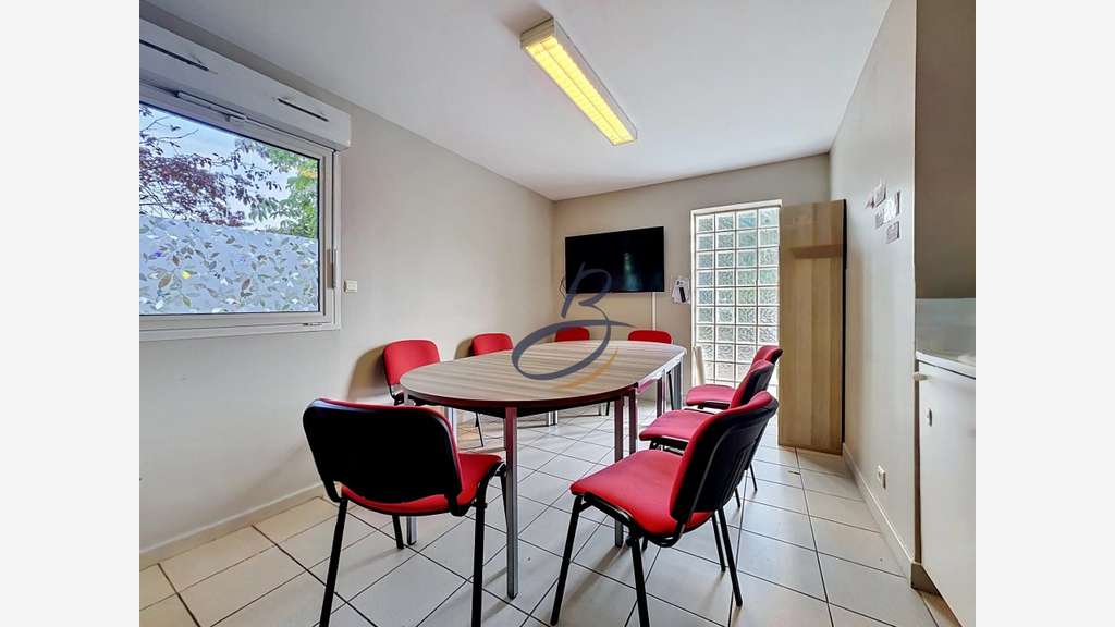 Loue local 128m² bureaux parking Bourgoin Jallieu