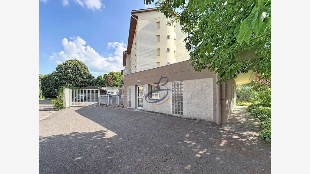Loue local 128m² bureaux parking Bourgoin Jallieu