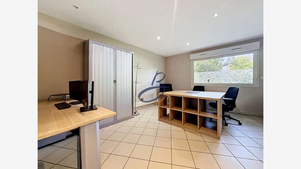 Loue local 128m² bureaux parking Bourgoin Jallieu
