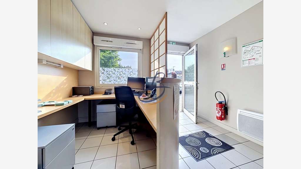 Loue local 128m² bureaux parking Bourgoin Jallieu