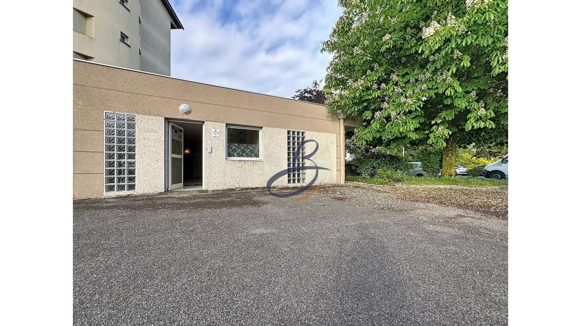 Loue local 128m² bureaux parking Bourgoin Jallieu