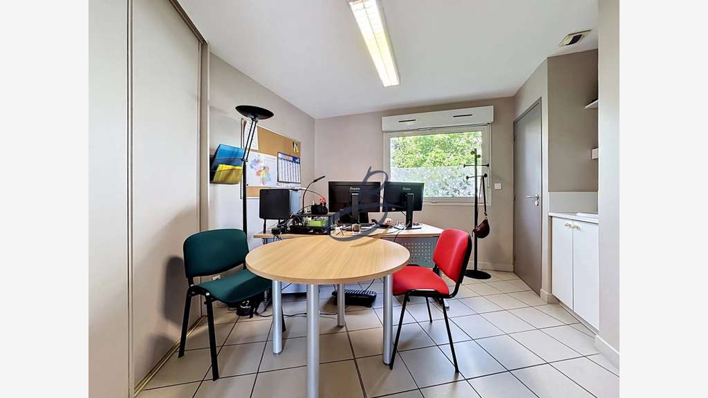 Loue local 128m² bureaux parking Bourgoin Jallieu