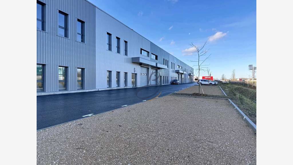 A louer cellule d'activités 319m² Bourgoin-Jallieu