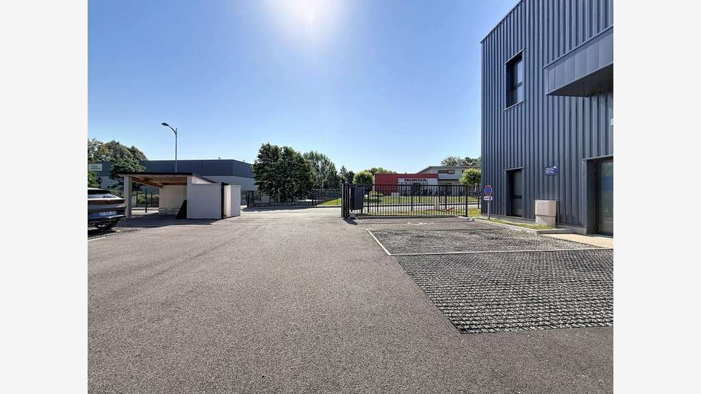 Loue cellules 288m² Bourgoin-Jallieu parc Monceau