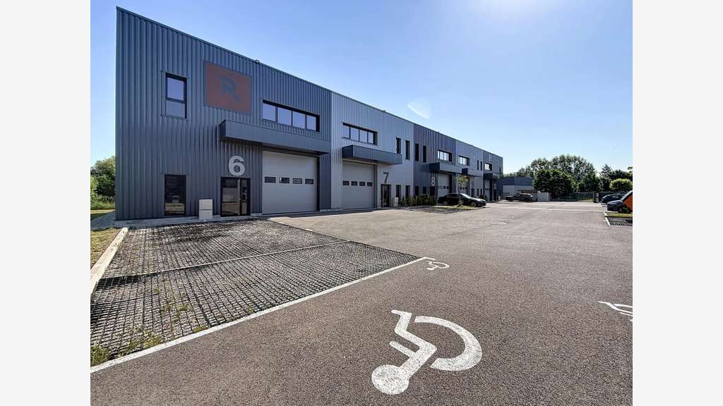 Loue cellules 288m² Bourgoin-Jallieu parc Monceau