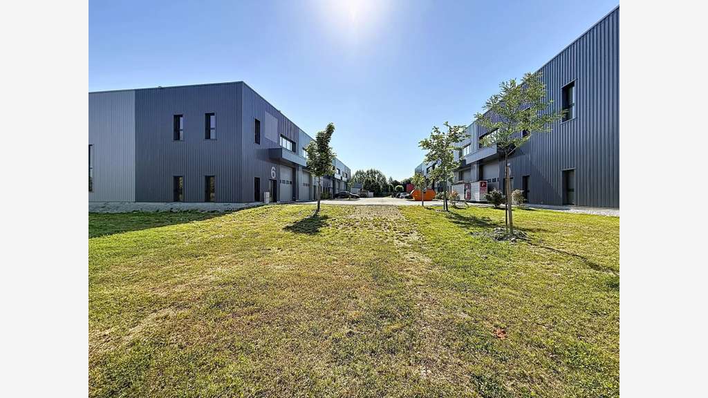 Loue cellules 288m² Bourgoin-Jallieu parc Monceau