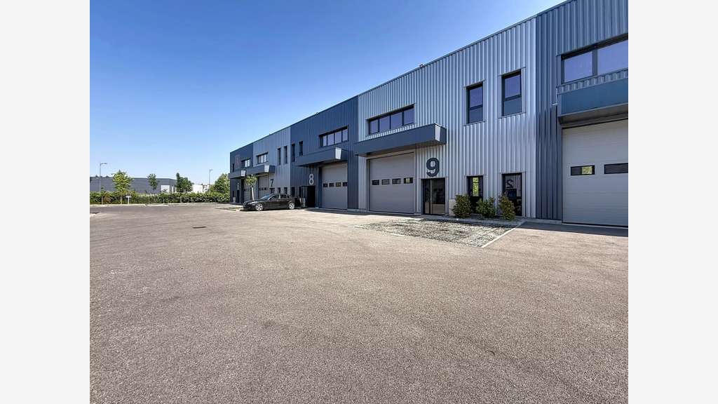 Loue cellules 288m² Bourgoin-Jallieu parc Monceau