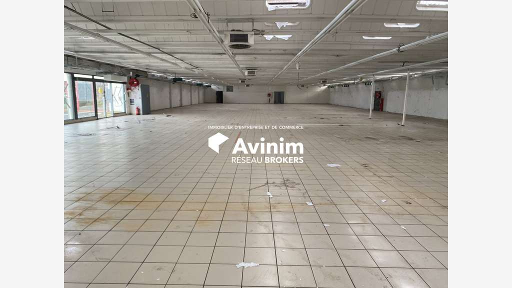 Ancien supermarché 1723m² à Brassac-les-Mines