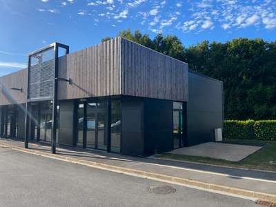 A louer local commercial brut 110m² secteur Auray