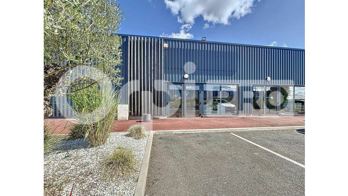 A louer cellule 240m² forte visibilité à Bresles