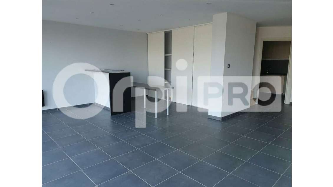 Local commercial de 217m² à louer à Bresles