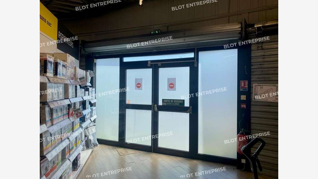 A louer local commercial 997m² à Brest Kergaradec