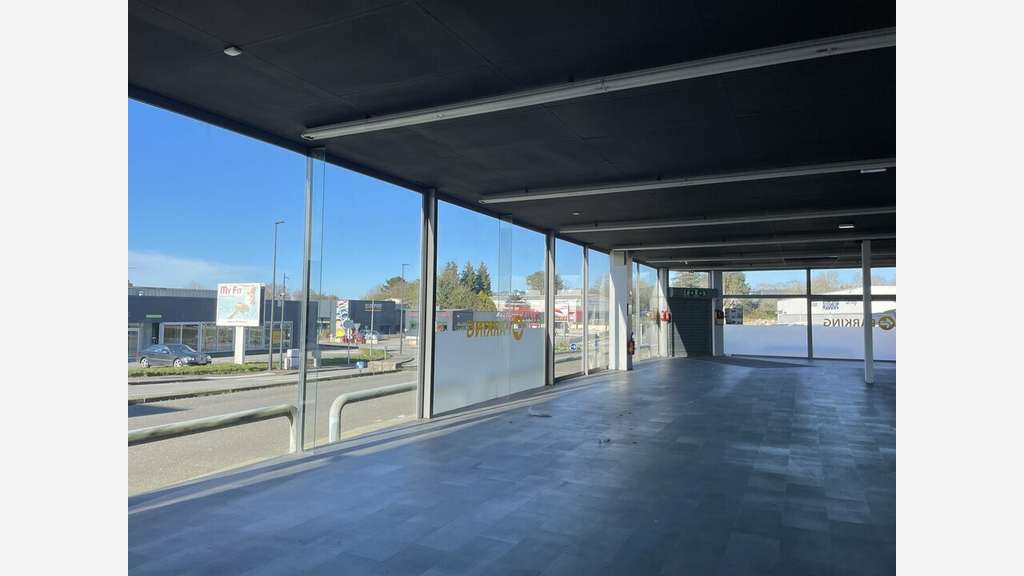 Loue local commercial 1039m² zc Kergaradec Brest 