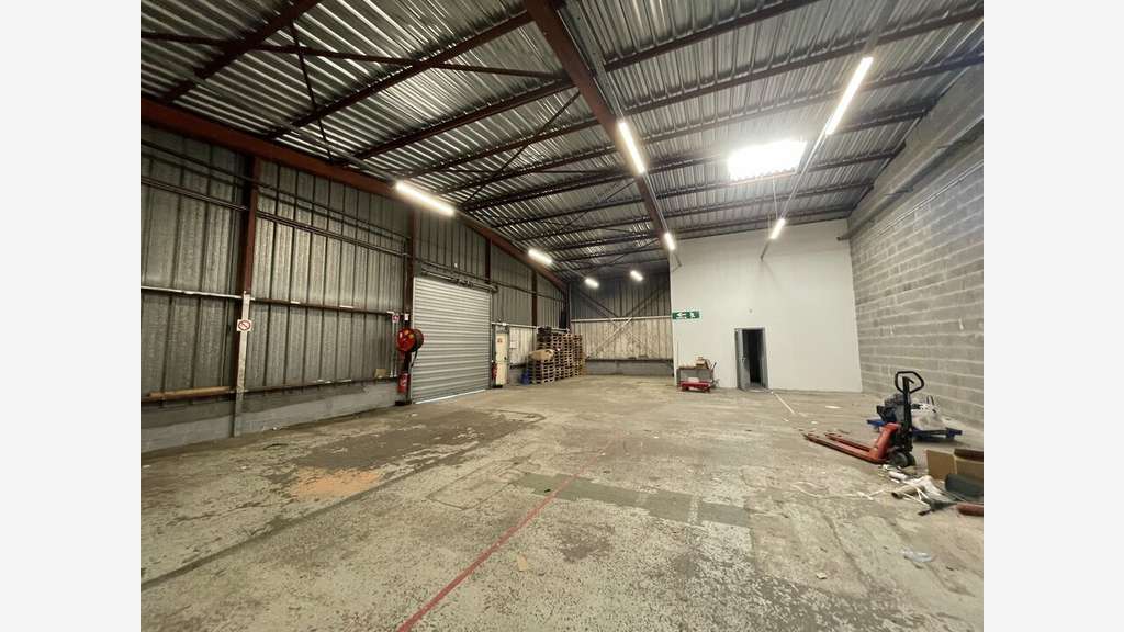 Loue local commercial 1039m² zc Kergaradec Brest 