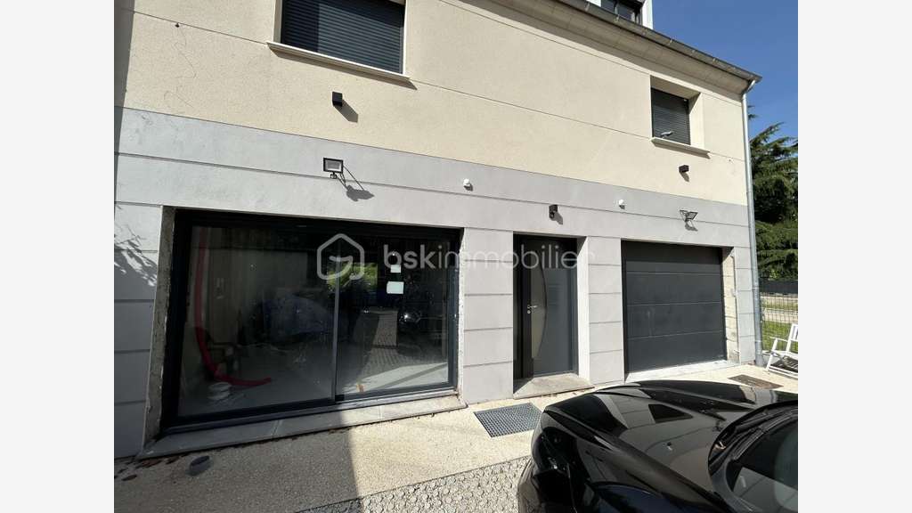 A louer local neuf 87m² Brie-Comte-Robert N19