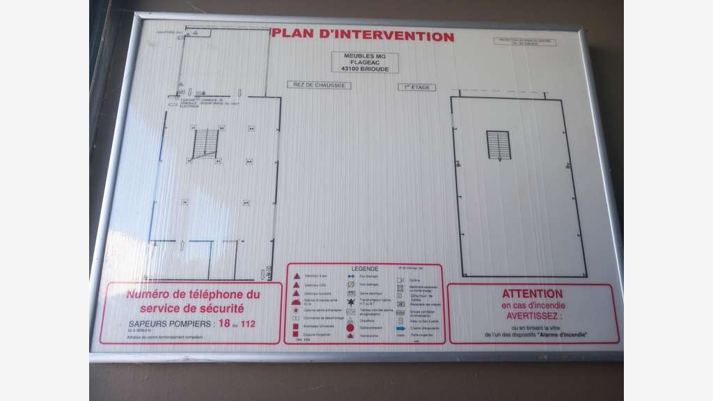A louer grand local 560m² zone commerciale Brioude