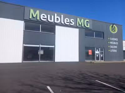 A louer grand local 560m² zone commerciale Brioude