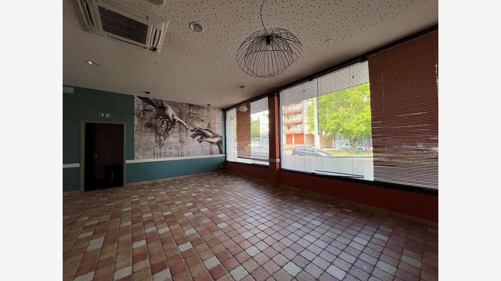 A louer locaux 424m² sur axe très passant à Brive 