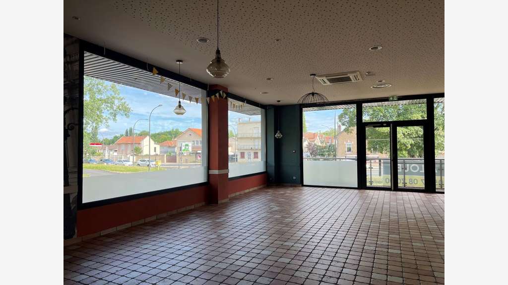 A louer locaux 424m² sur axe très passant à Brive 