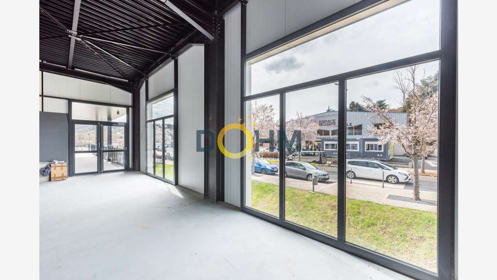 Loue murs commerciaux de 300m² à Brives Charensac