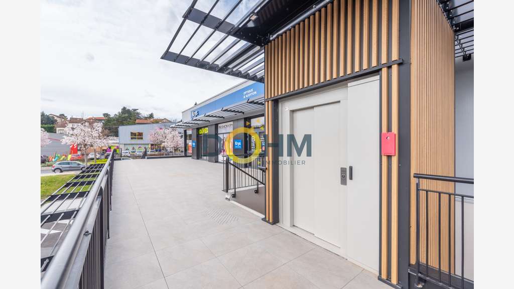 Loue murs commerciaux de 300m² à Brives Charensac