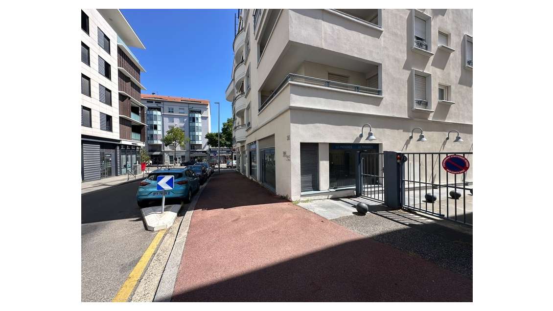 Local/bureau de 176m² à louer en RDC à Bron