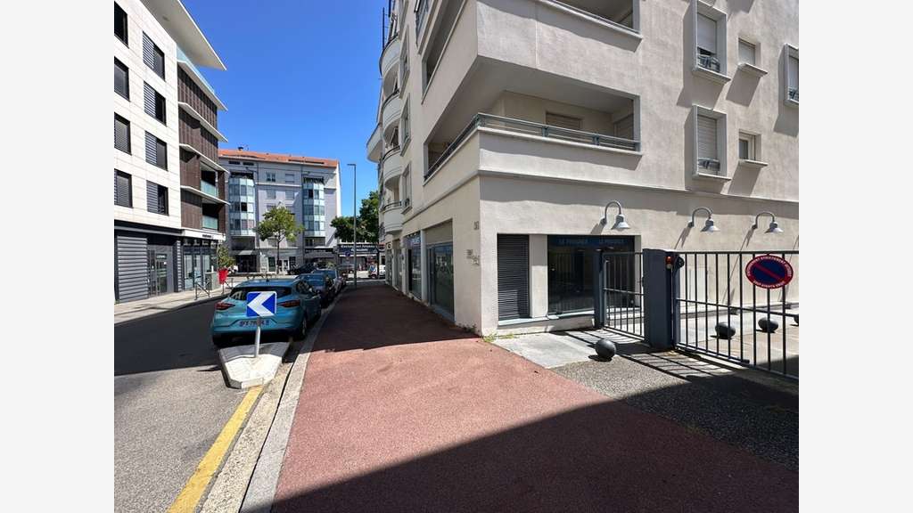 Local commercial 176m² à louer à Bron