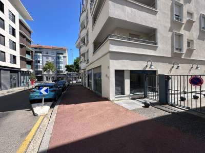 Local commercial 176m² à louer à Bron