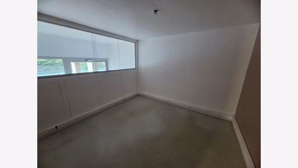 Local commercial de 102m² à louer à Bron centre