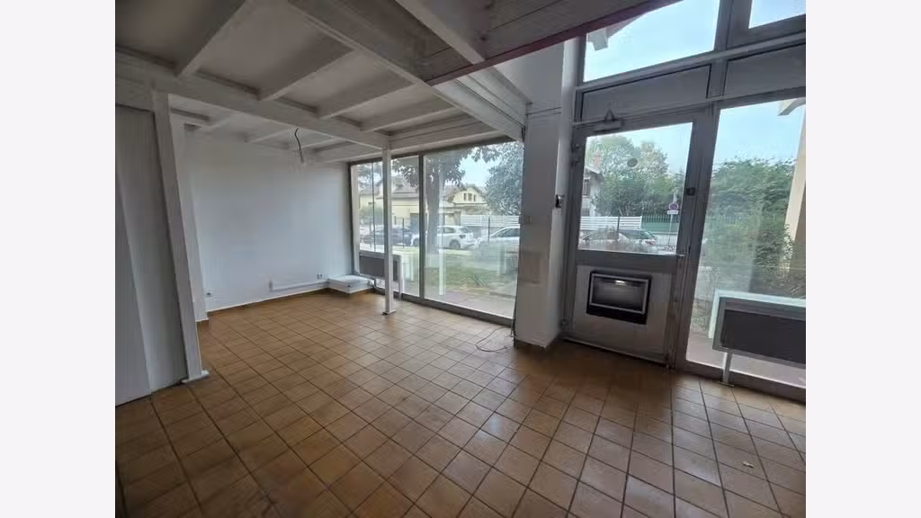 Local commercial de 102m² à louer à Bron centre