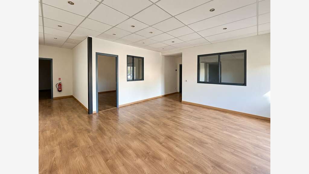Local commercial de 265m² à louer en RDC à Bruges