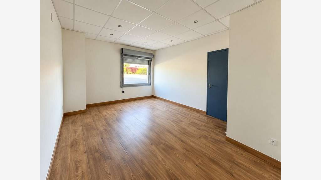 Local commercial de 265m² à louer en RDC à Bruges