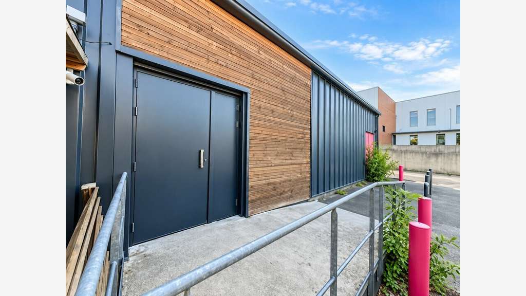 Local commercial 276m² à louer en RDC à Bruges