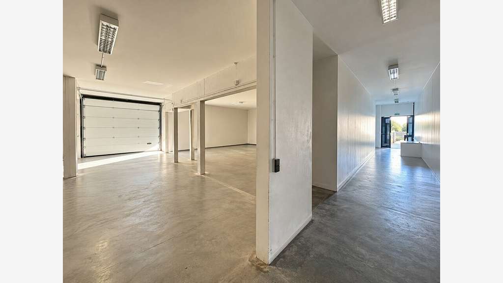 Local commercial 276m² à louer en RDC à Bruges