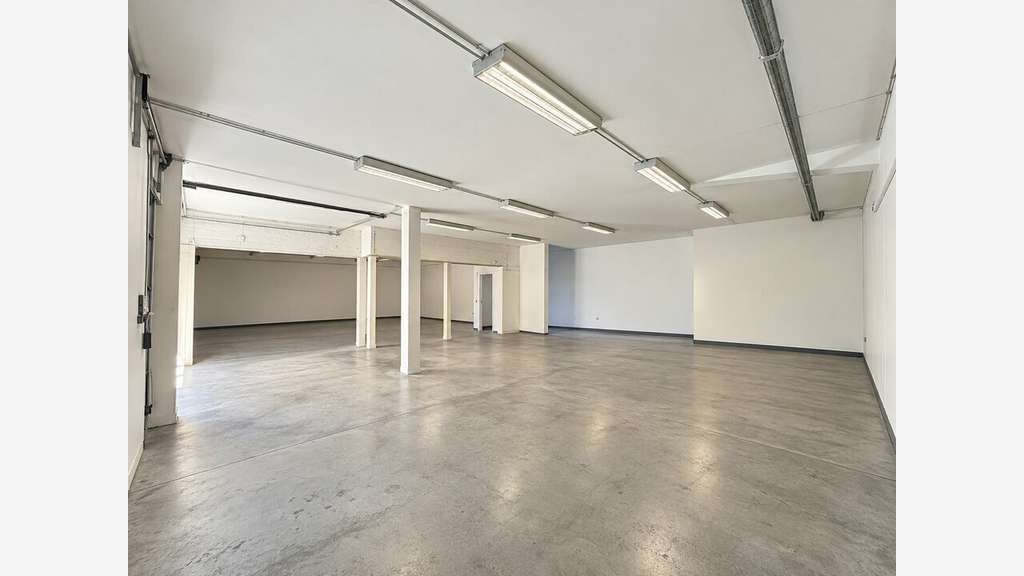 Local commercial 276m² à louer en RDC à Bruges